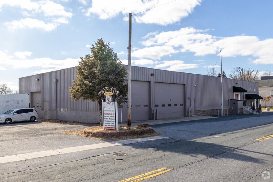 More Photos Of 1913 Middleborough Rd, Essex Showroom For Sale