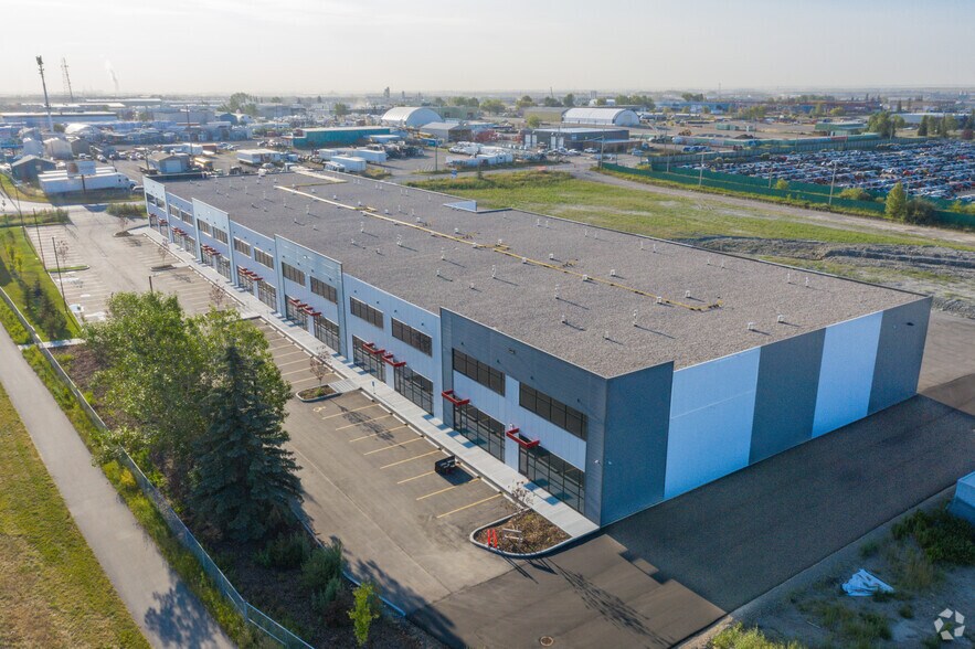 More Photos Of 8489 40 St SE, Calgary Flex For Lease