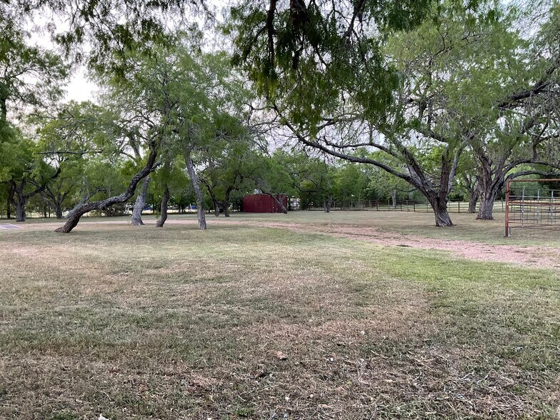 More Photos Of 1310 W Grand Ave, Yoakum Veterinarian Kennel For Sale