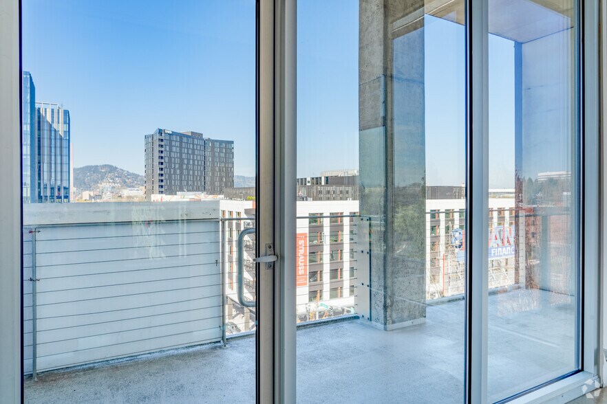 More Photos Of 524-542 E Burnside St, Portland Office For Sale