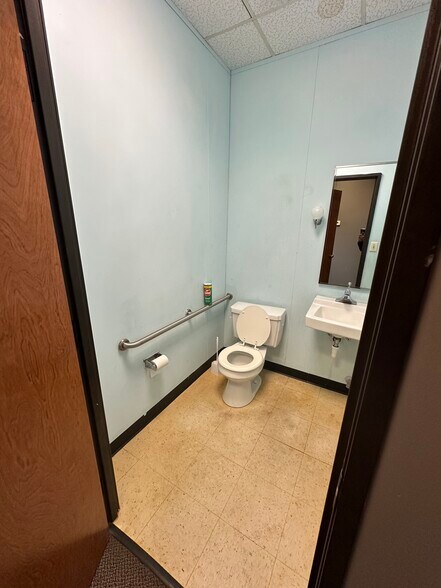 More Photos Of 2579 Eric Ln, Burlington Flex For Lease