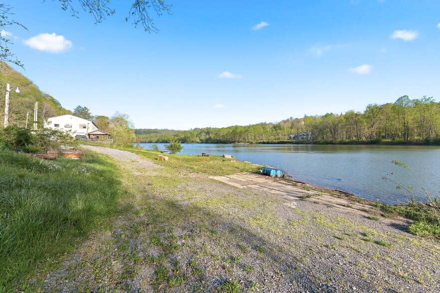 More Photos Of 490 Fort Martin Rd, Maidsville Flex For Sale