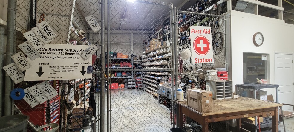 More Photos Of 4882 English Towne Dr, Memphis Warehouse For Lease