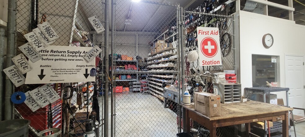 More Photos Of 4882 English Towne Dr, Memphis Warehouse For Lease