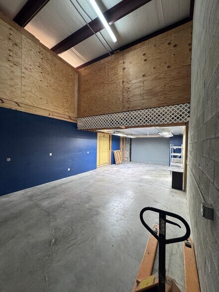 More Photos Of 1553 SE South Niemeyer Cir, Port Saint Lucie Warehouse For Sale