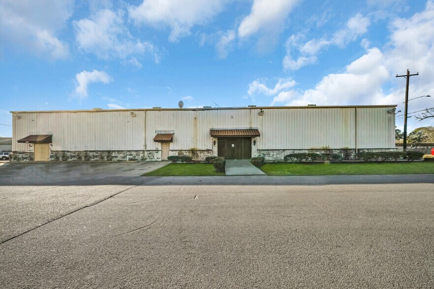 More Photos Of 8012 Endor, Houston Warehouse For Lease