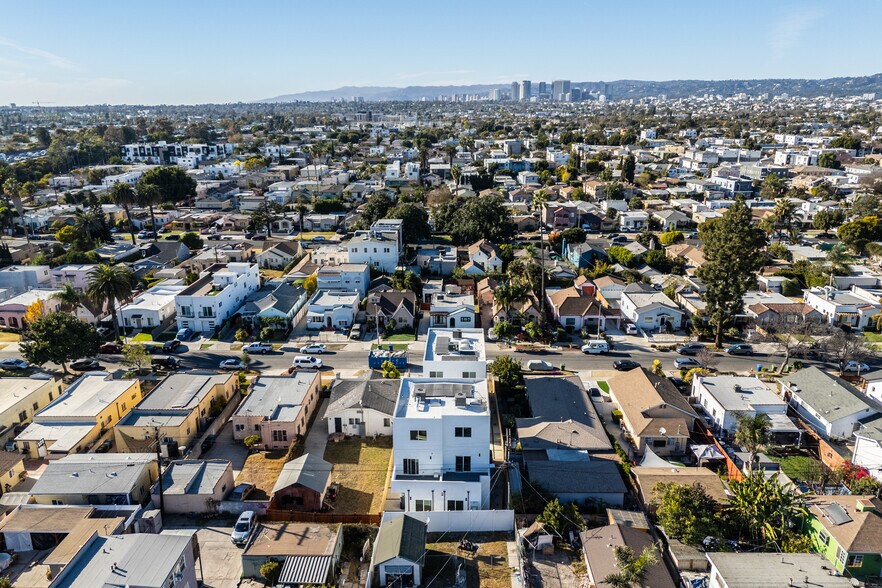 More Photos Of 2404 S Cochran Ave, Los Angeles Apartments For Sale