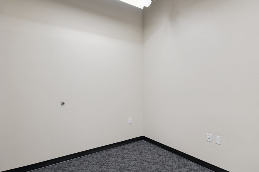 More Photos Of 9096 E Bahia Dr, Scottsdale Showroom For Lease