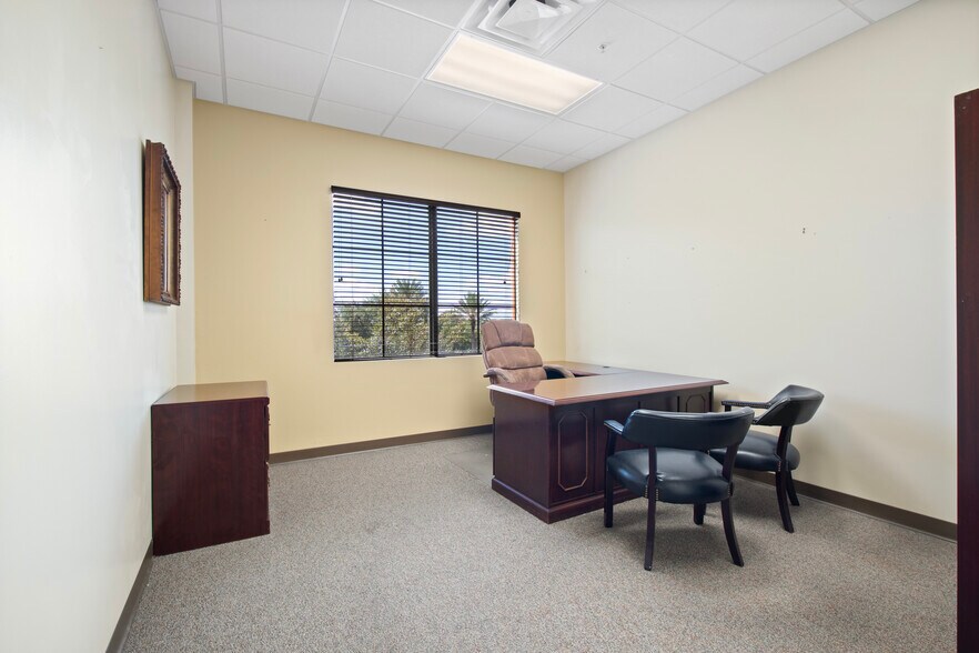 More Photos Of 7065 Westpointe Blvd, Orlando Office For Sale