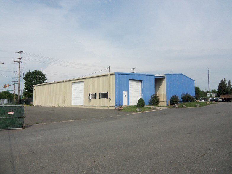 More Photos Of 9151 Liberia Ave, Manassas Warehouse For Lease