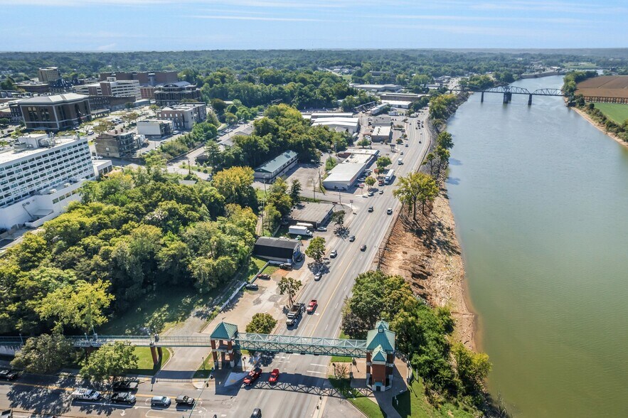 More Photos Of 211 N Riverside Dr, Clarksville Freestanding For Sale