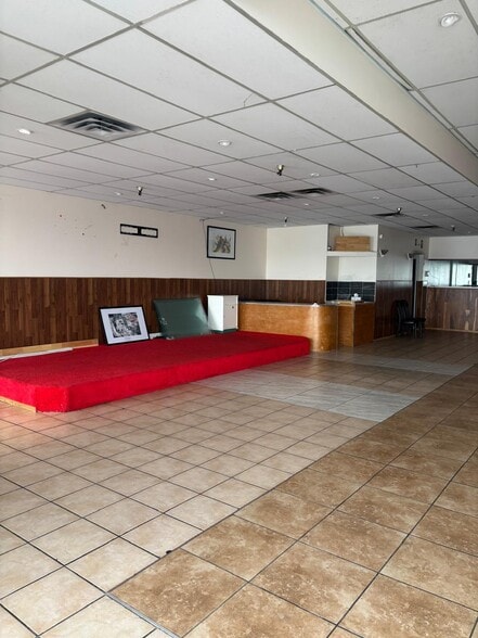 More Photos Of 3211-3235 17 Av SE, Calgary General Retail For Lease