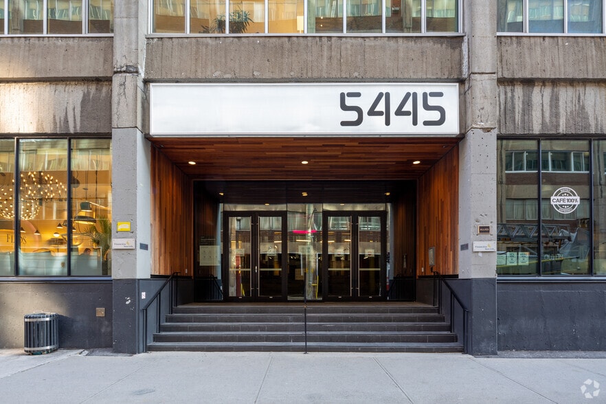 More Photos Of 5445 Av De Gaspé, Montréal Office For Lease