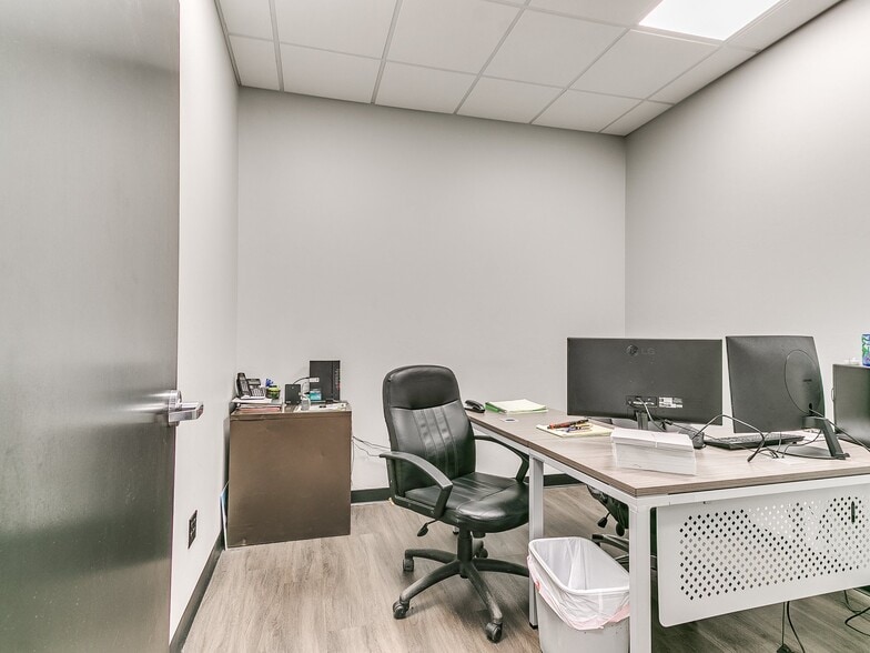 More Photos Of 6625 S Hiwassee Rd, Oklahoma City Showroom For Sale