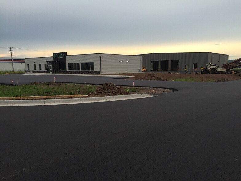 More Photos Of 3131 Halvor Ln, Superior Light Distribution For Lease