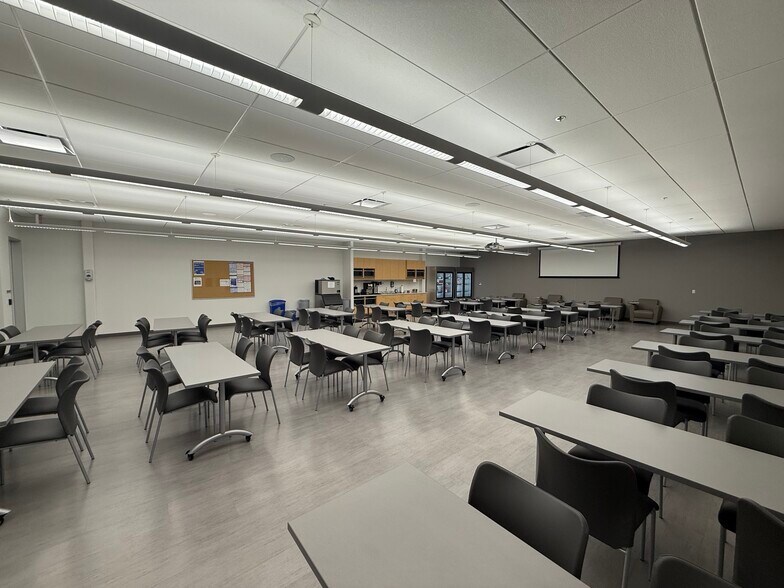 More Photos Of 8060 S Kyrene Rd, Tempe Light Manufacturing For Lease