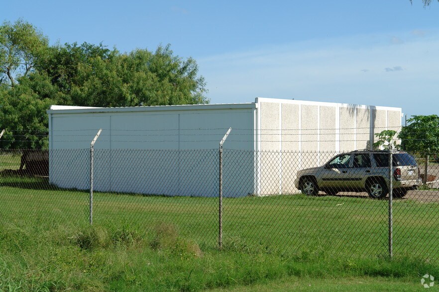 More Photos Of 3734 International Blvd, Brownsville Distribution For Lease