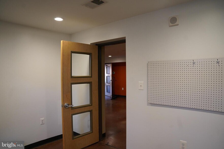 More Photos Of 7595 Martinsburg Pike, Shepherdstown Office For Sale