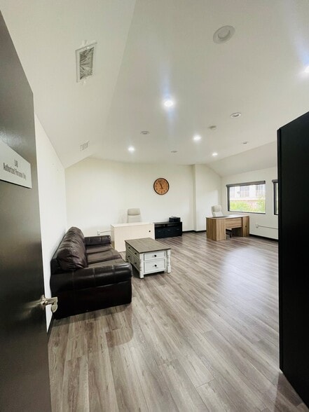 More Photos Of 3255 Cahuenga Blvd W, Los Angeles Office For Lease