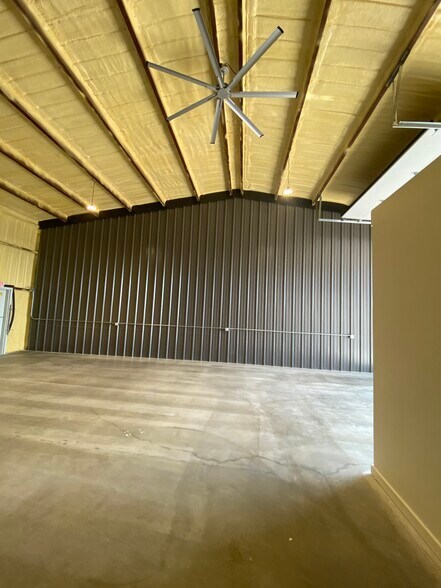 More Photos Of 2638 Business Loop 181 N, Floresville Flex For Lease