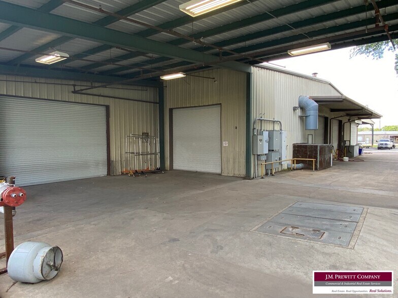 More Photos Of 399 Ml King Jr Pky, Beaumont Service For Lease