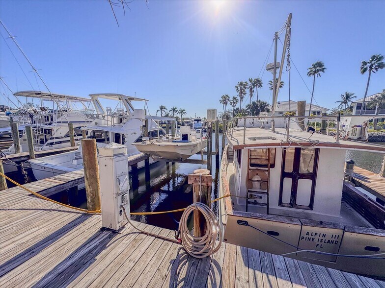 More Photos Of 17671-17681 San Carlos Blvd, Fort Myers Marina For Sale