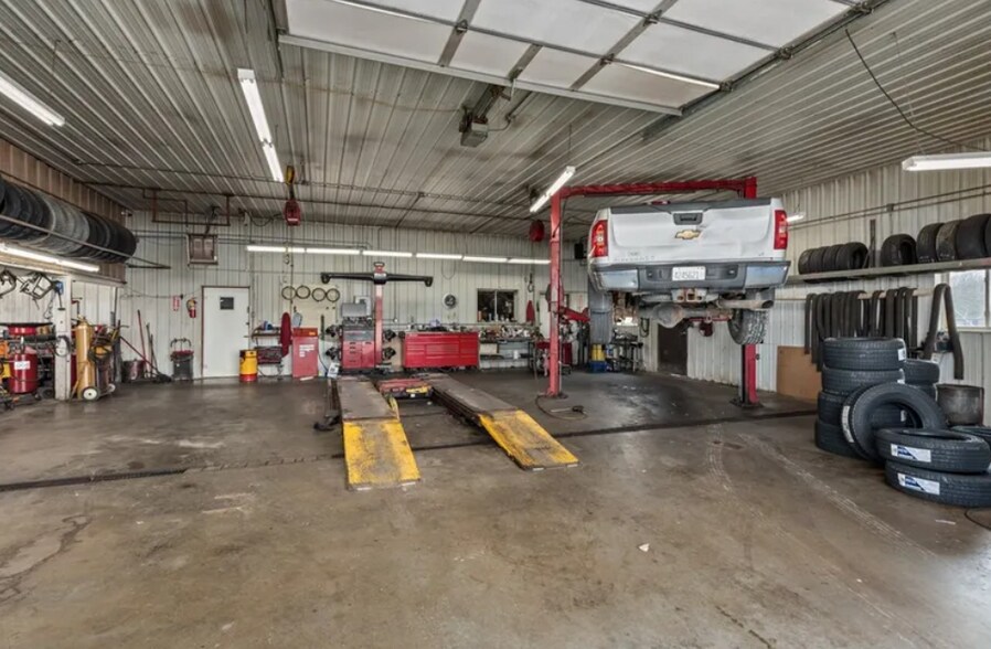 More Photos Of 2300 Hoffman Dr, Effingham Auto Repair For Sale
