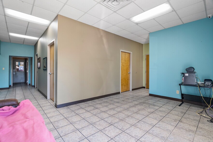 More Photos Of 2078 Ford Ave, Springdale Warehouse For Lease