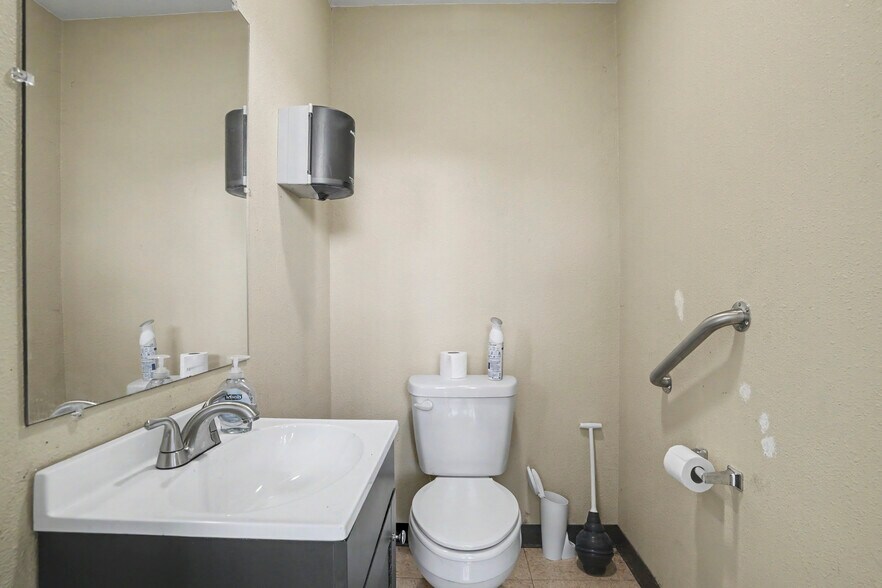 More Photos Of 1615 W Okmulgee St, Muskogee Freestanding For Sale