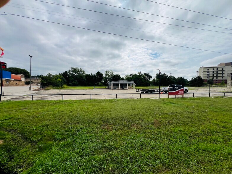 More Photos Of 1614 N Main St, Cleburne General Retail For Sale