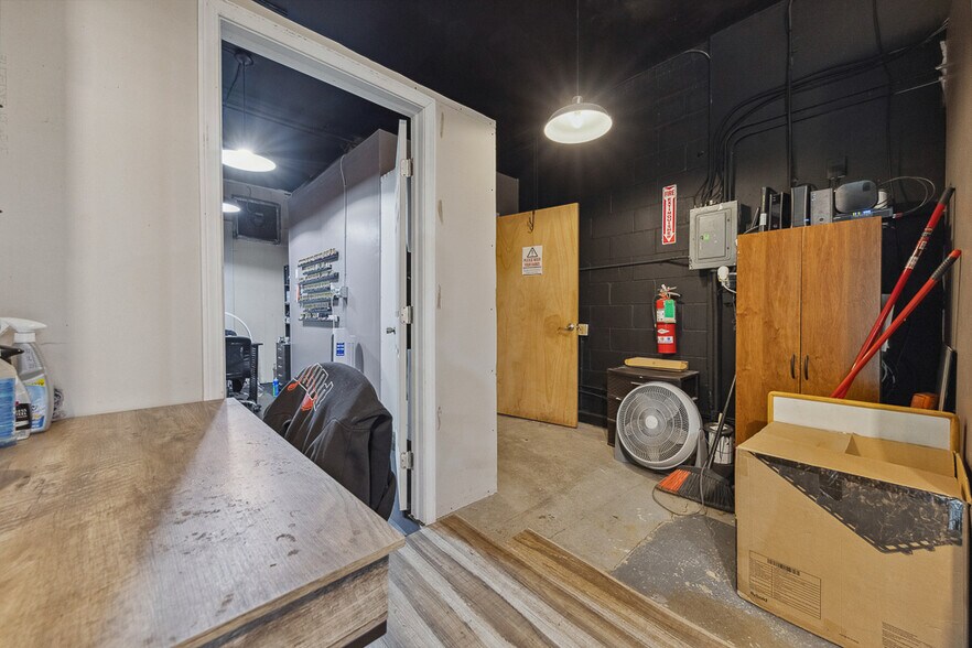More Photos Of 700 N Union Ave, Alliance Freestanding For Sale