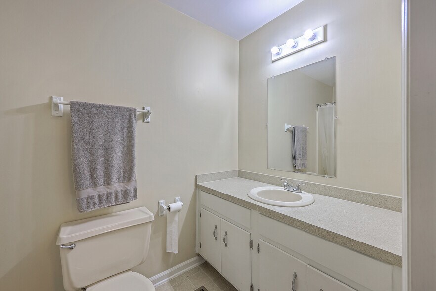 More Photos Of 106 Mayrant St, Summerville Office For Sale
