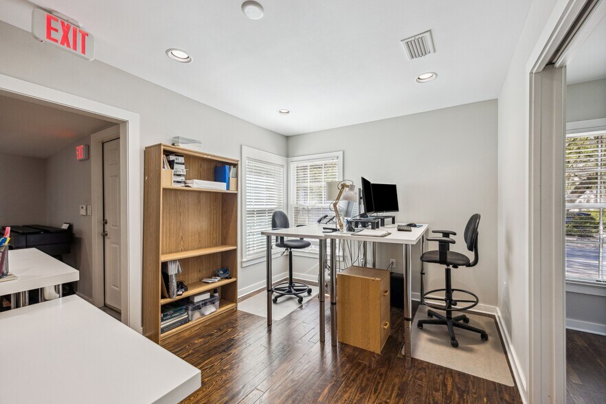 More Photos Of 2123 Northland Dr, Austin Office For Sale