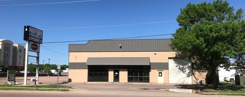 More Photos Of 2701 S Carolyn Ave, Sioux Falls Showroom For Sale