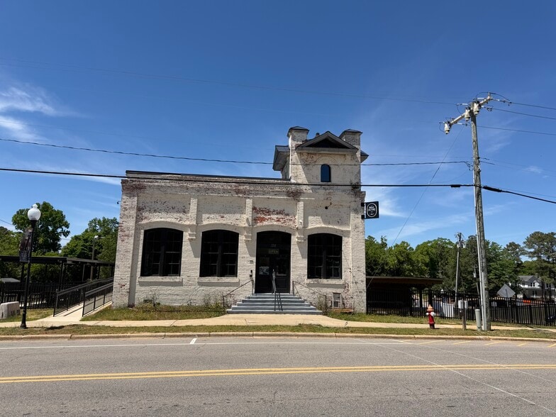More Photos Of 106 S Ray, Carthage Restaurant For Sale