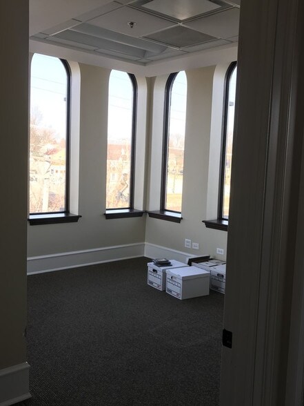 More Photos Of 1 Walker Ave, Clarendon Hills Office For Lease