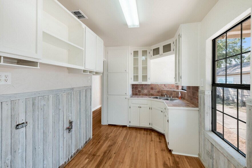 More Photos Of 174 Sherwood Dr, San Antonio Office Residential For Lease