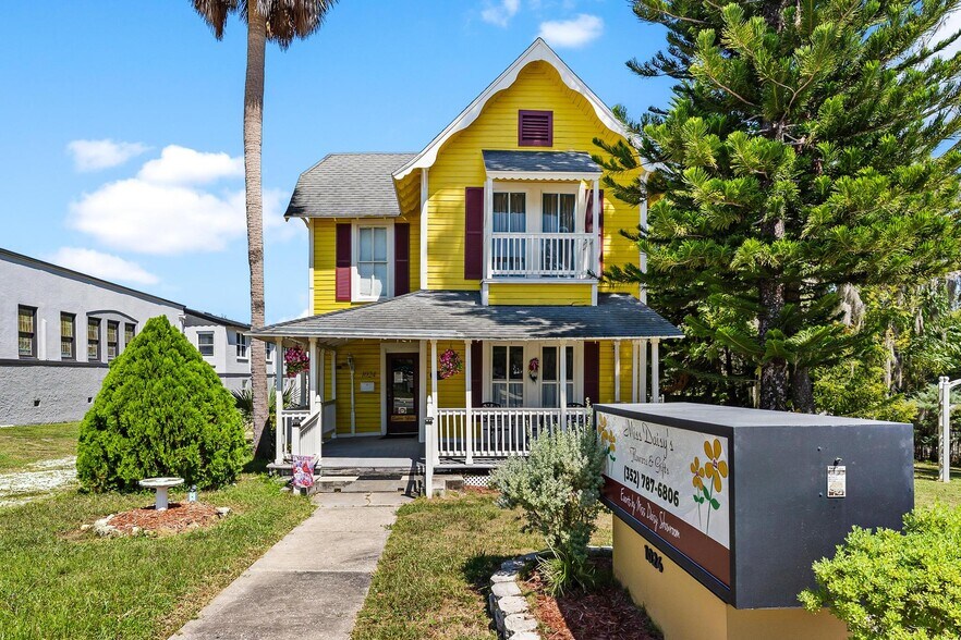 Primary Photo Of 1024 W Main St, Leesburg Storefront Retail Residential For Sale
