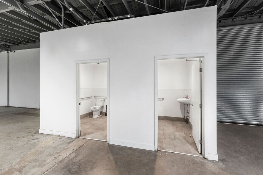 More Photos Of 3170 E 11th St, Los Angeles Warehouse For Lease