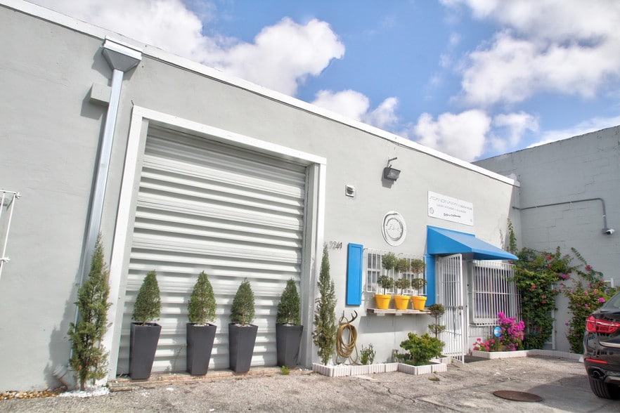 More Photos Of 3241-3249 NW 38th St, Miami Manufacturing For Lease
