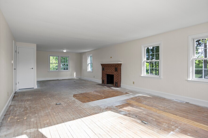 More Photos Of 267 Wolf Rd, Latham Office For Lease