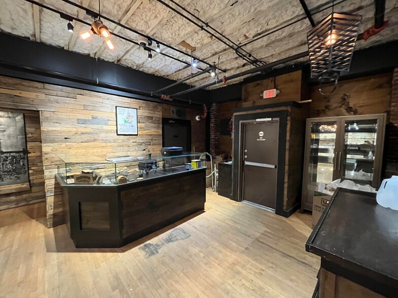More Photos Of 101-109 Lafayette St, Salem Bar For Lease