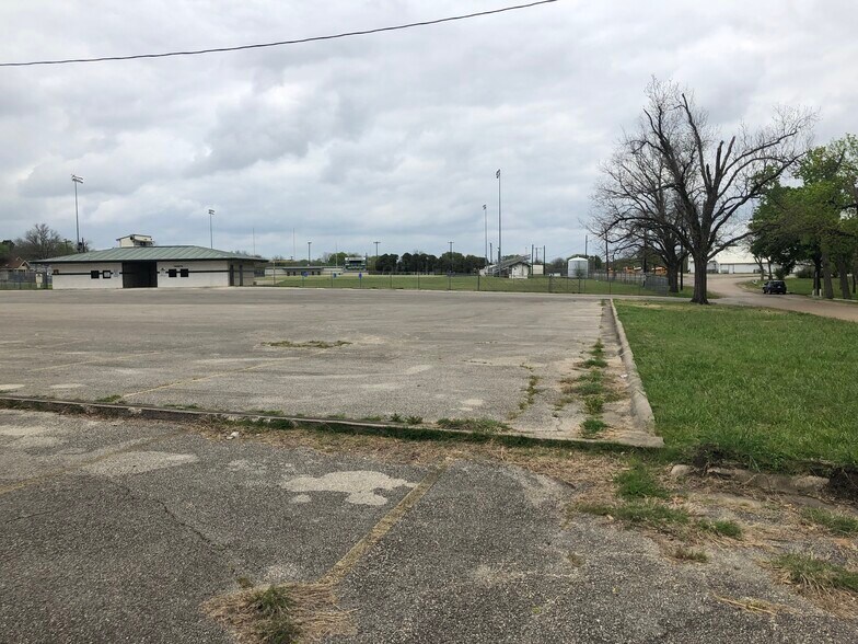More Photos Of 602 W 12th St, Taylor Office For Lease