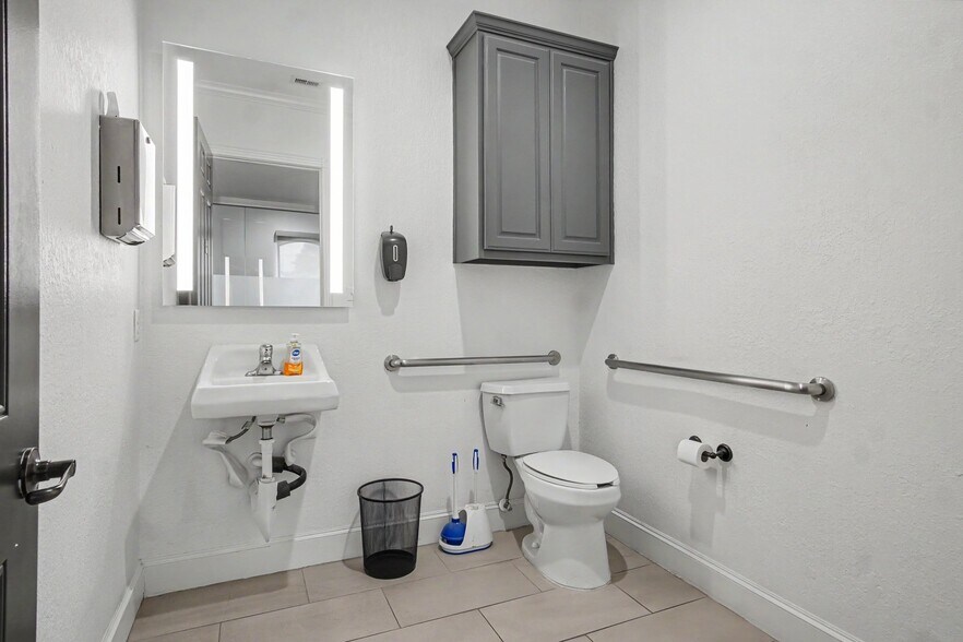 More Photos Of 1810 Snake River Rd, Katy Medical For Sale