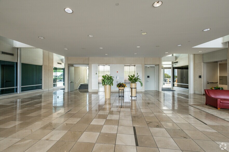 More Photos Of 810 Hester's Crossing, Round Rock Office For Lease