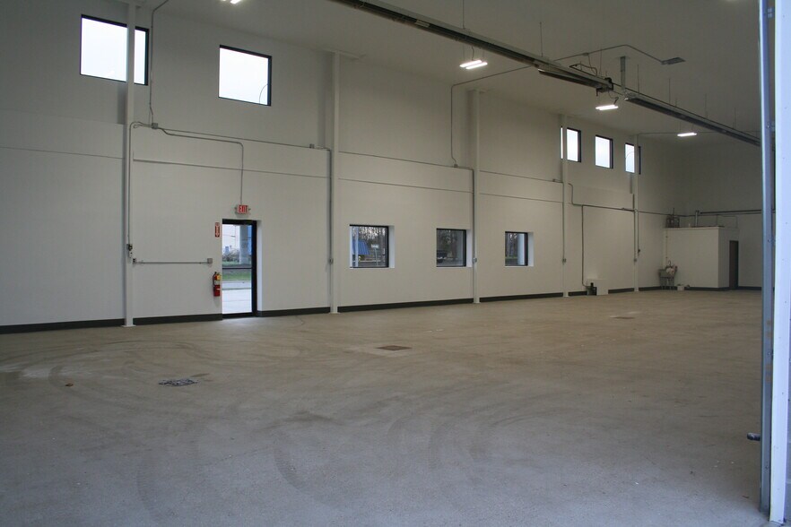 More Photos Of 38750-38862 Ford Rd, Westland Light Distribution For Lease