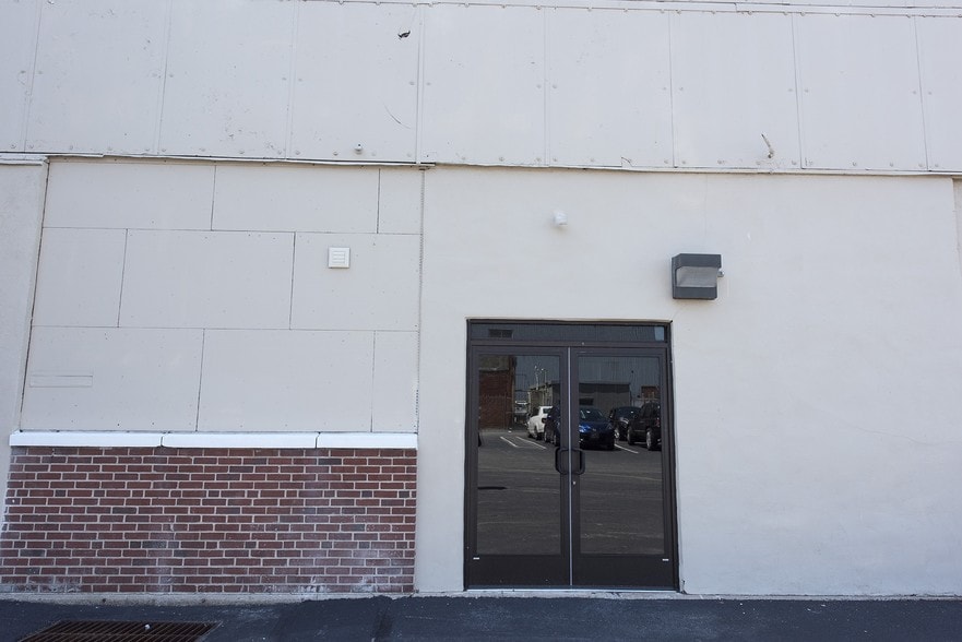 More Photos Of 122 Mill Rd, Oaks Warehouse For Lease