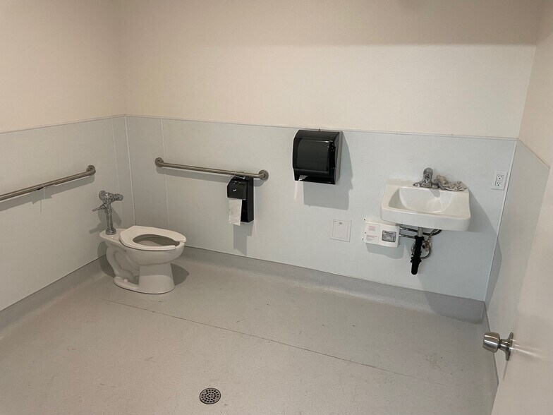 More Photos Of 720 Pacific Ave, Oxnard Warehouse For Sale