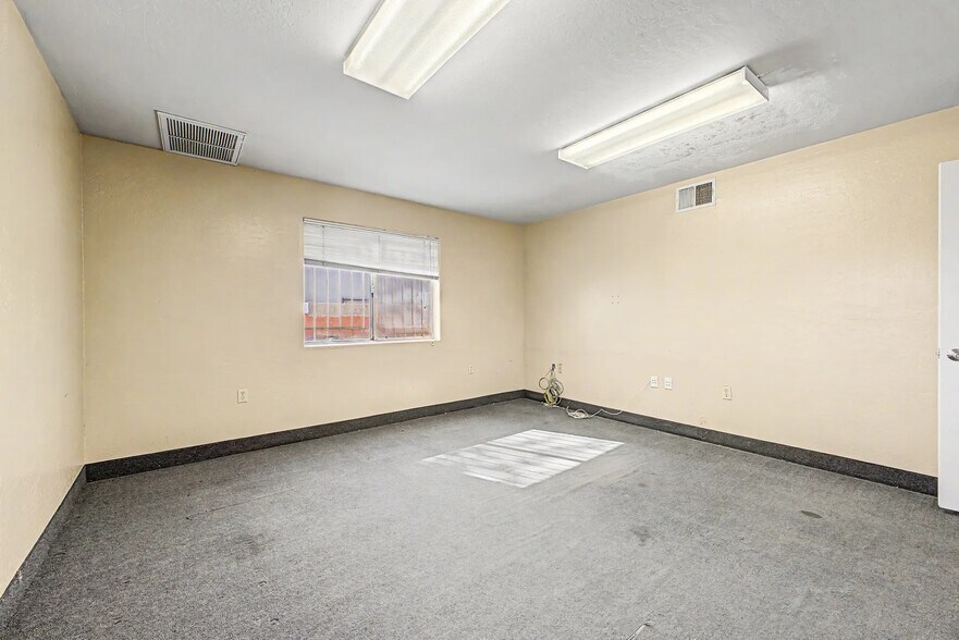 More Photos Of 3532 E Elwood St, Phoenix Warehouse For Lease