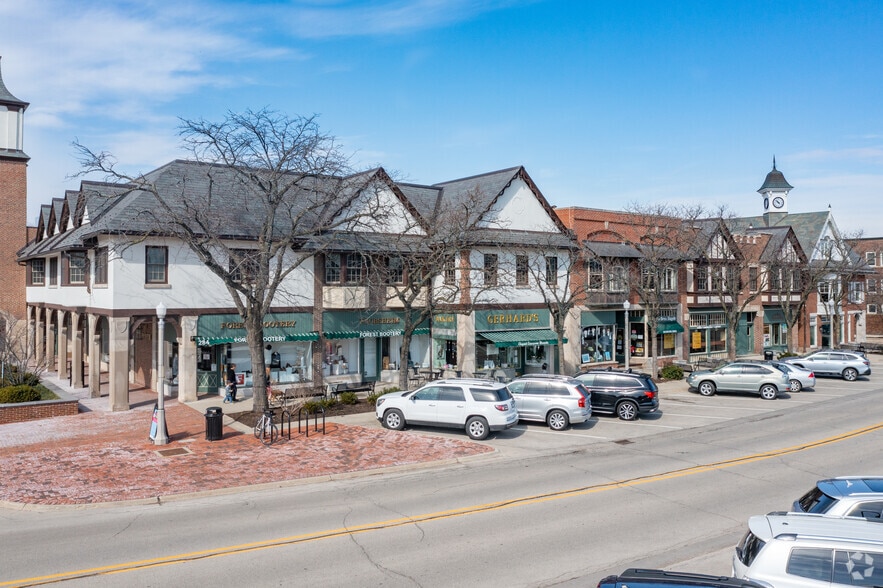 More Photos Of 272 Market Sq, Lake Forest General Retail For Lease